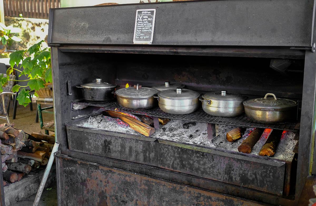 Repas en groupe dans le restaurant créole