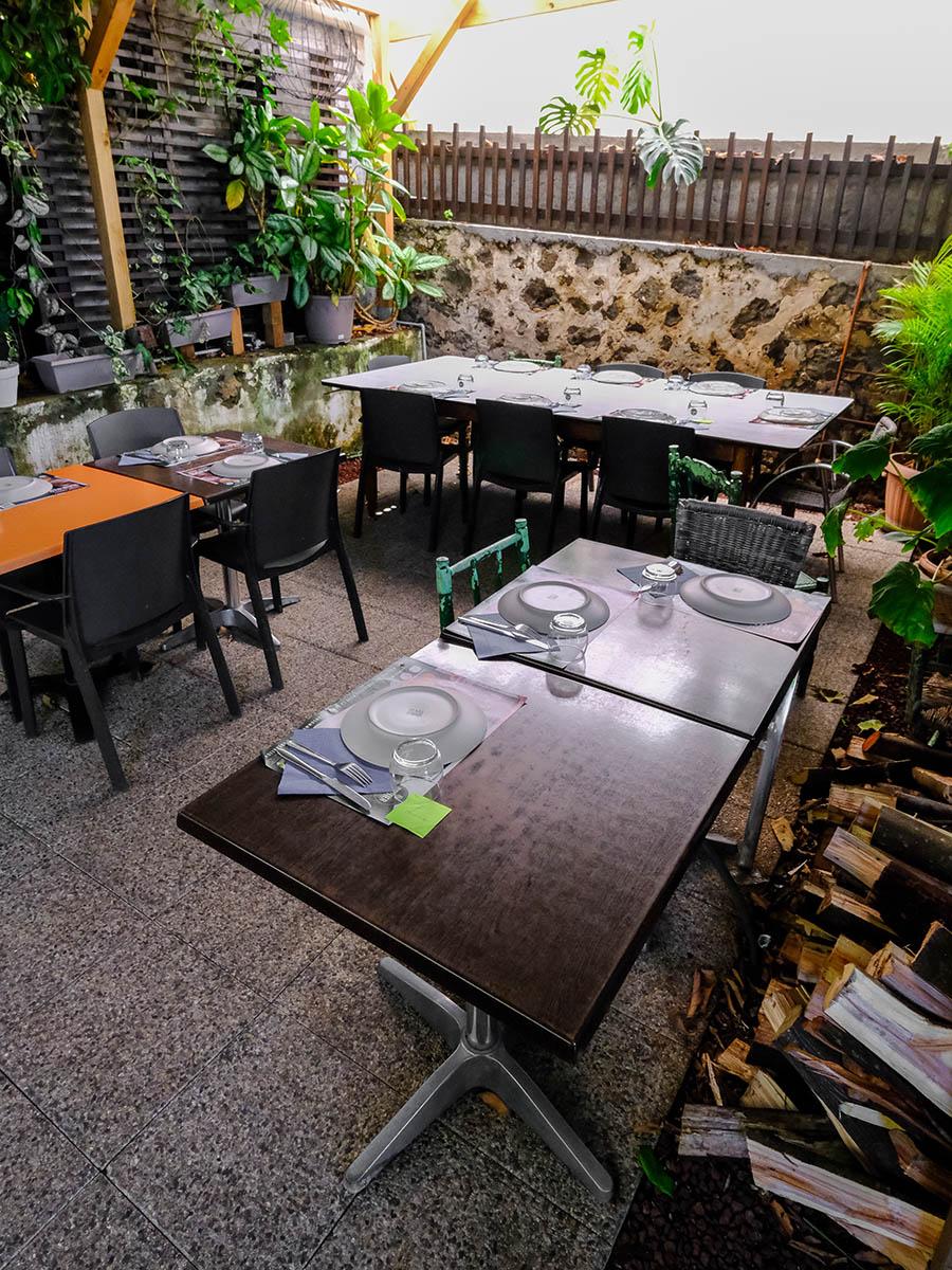 Ambiance chaleureuse du restaurant Le Caritologue à Saint-Pierre