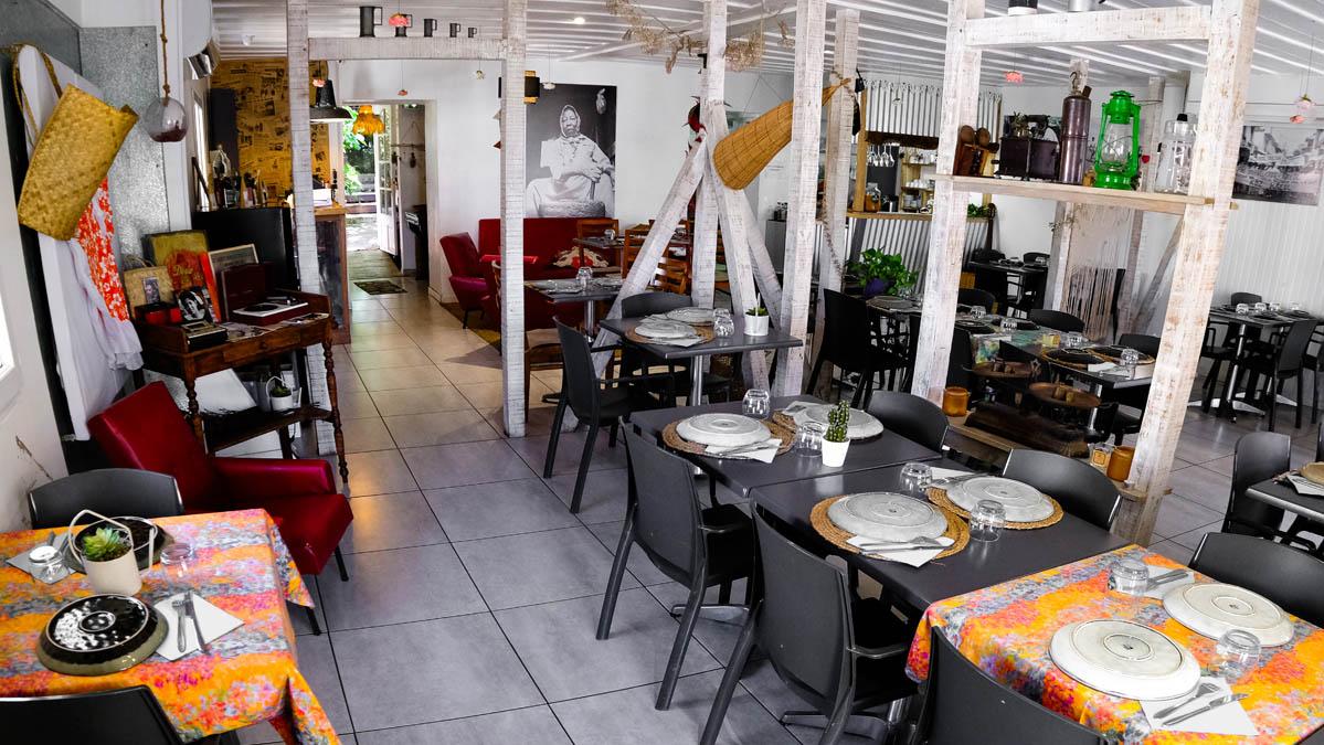 Cari créole traditionnel cuisiné au feu de bois au restaurant Le Caritologue