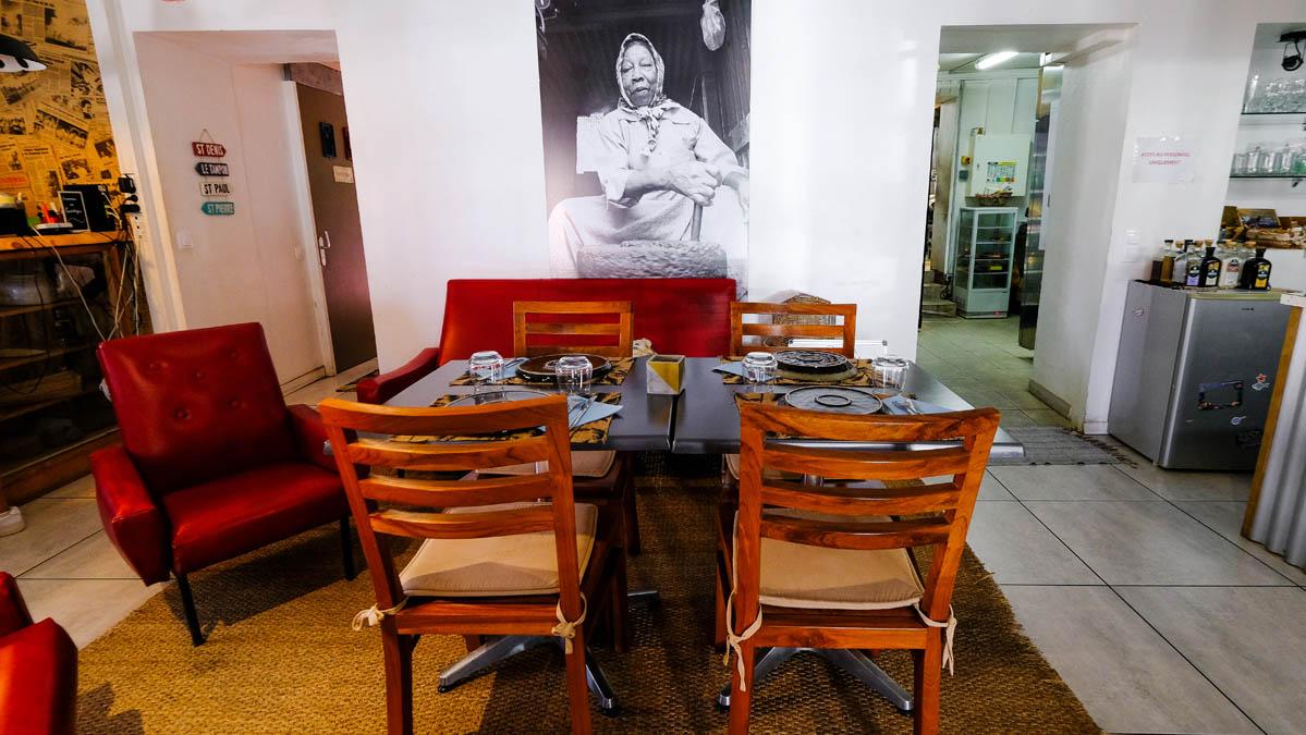 Salle climatisée du restaurant Le Caritologue avec jardin créole